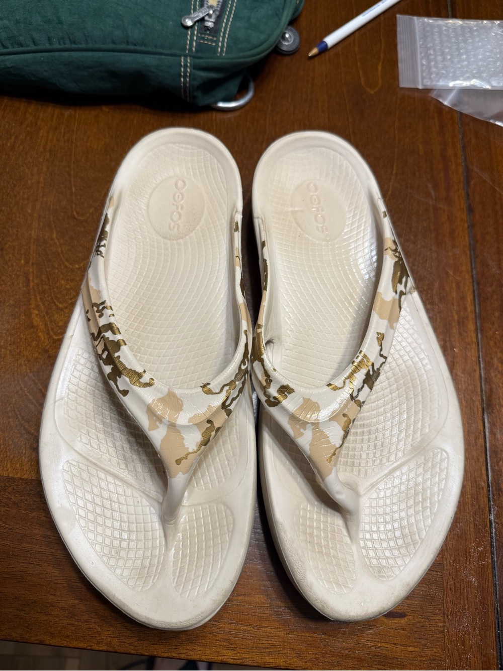 OOFOS OOlala Womens 11 White Camo Casual Slides Slipper Flip Flop Thong Sandals